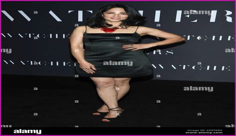 How tall is Aarti Mann